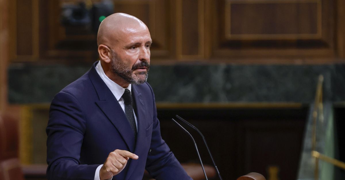 De los Santos (PP) critique le « manque de propreté » des ministres de Sumar lors du 15M pour s'en prendre aux décrets anticycliques.